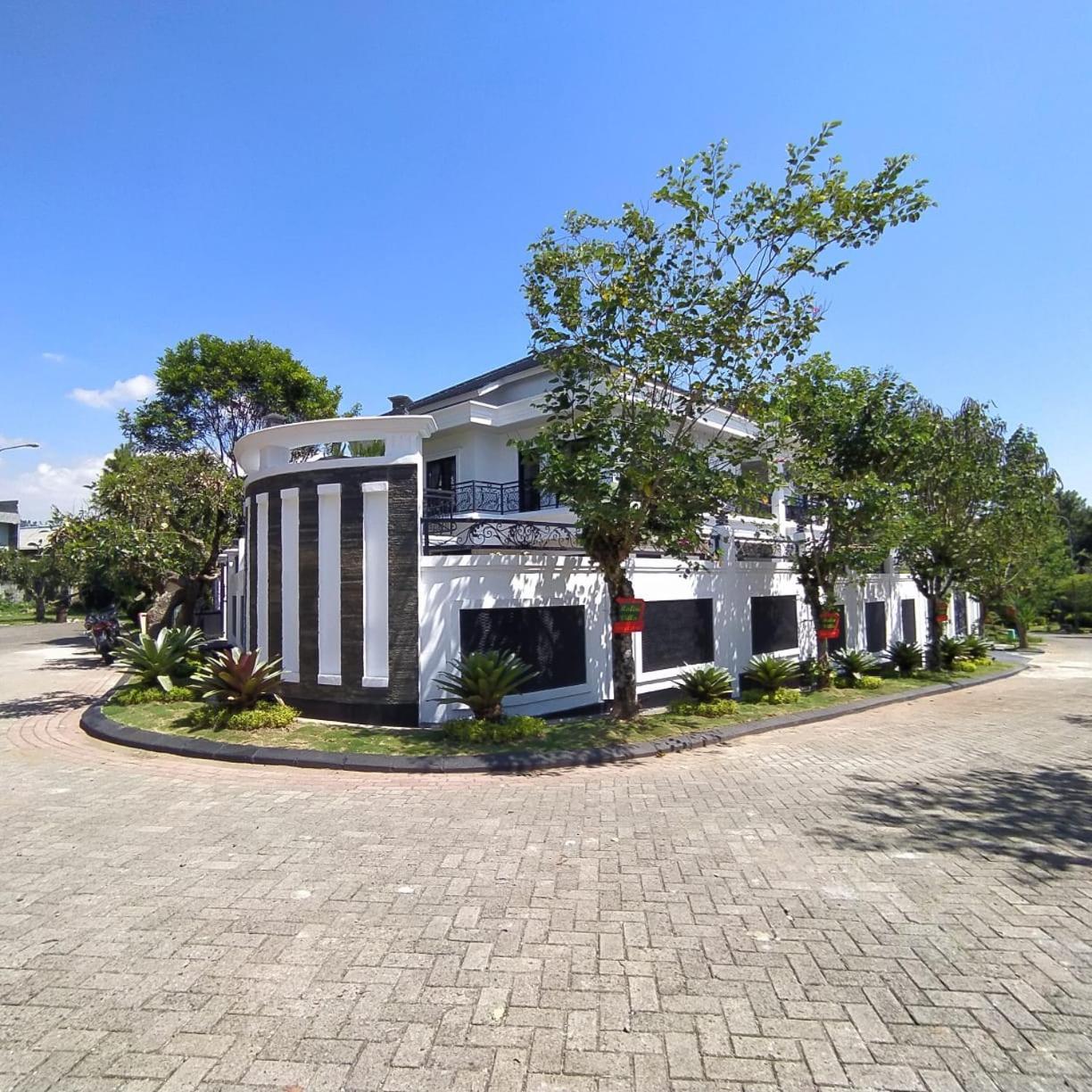 Villa Kota Bunga Malini 7 Cinengangirang Exterior photo